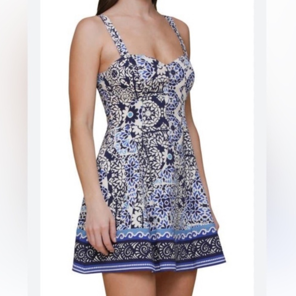 NWT Avec Les Filles Sweetheart Neck Blue/White Patterned Mini Dress. Size 8
